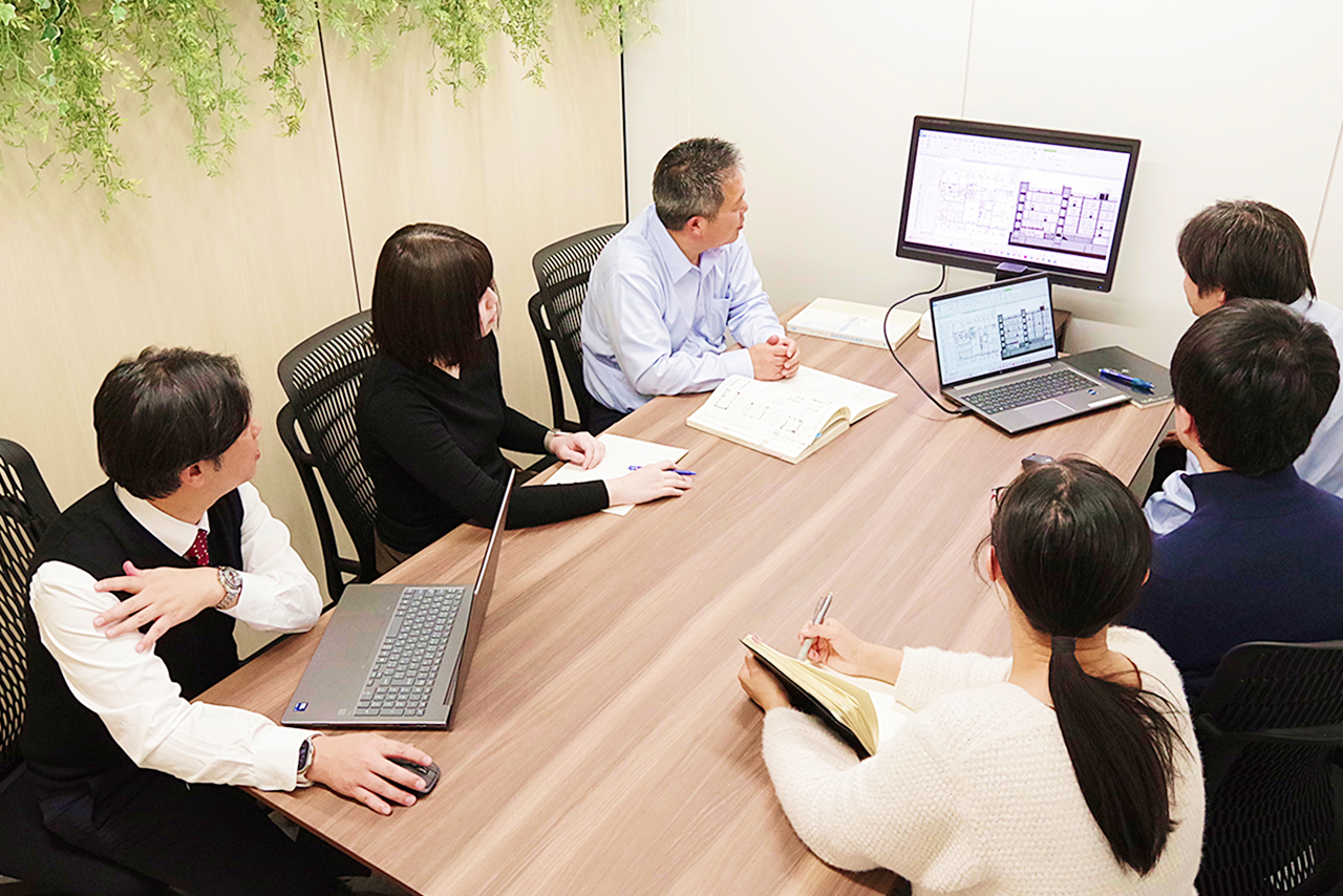 東京事務所：会議の様子